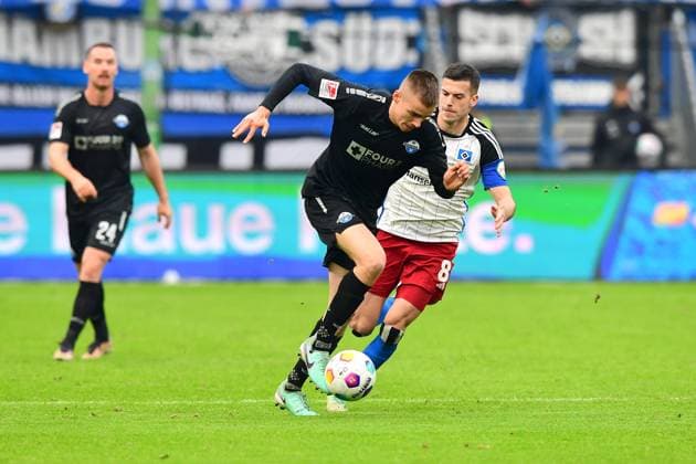 Fussball I Herren I 2. Bundesliga l Hamburger SV - SC Paderborn 07 I 16. Spieltag I Saison 2023-2024 I HSV I 09.12.2023 I v.v. Bilbija Filip (SCPaderborn07) , Benes Laszlo (HSV) , Sportplatz : Volksparkstadion, Stellingen Hamburg Deutschland