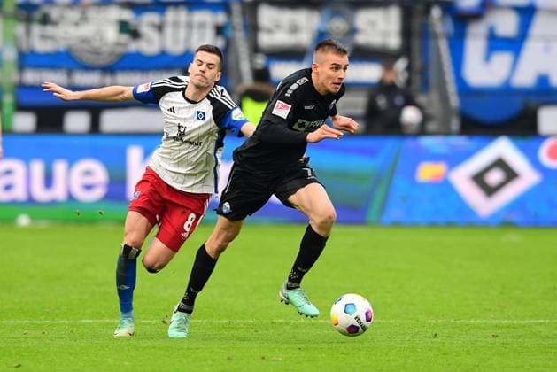 Fussball I Herren I 2. Bundesliga l Hamburger SV - SC Paderborn 07 I 16. Spieltag I Saison 2023-2024 I HSV I 09.12.2023 I v.l. Benes Laszlo (HSV) , Bilbija Filip (SCPaderborn07) , Sportplatz : Volksparkstadion, Stellingen Hamburg Deutschland