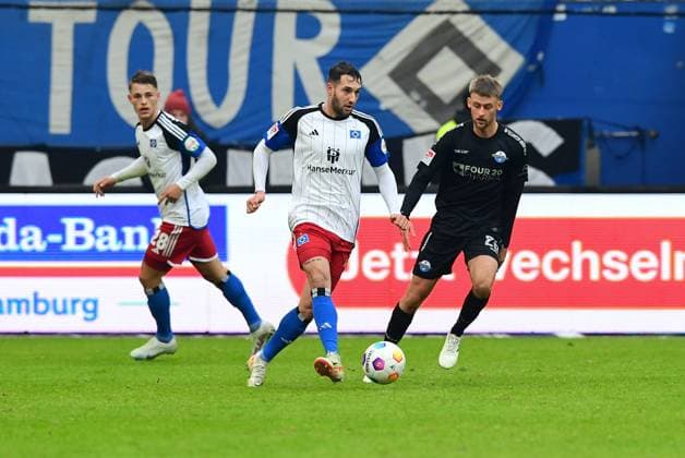 Fussball I Herren I 2. Bundesliga l Hamburger SV - SC Paderborn 07 I 16. Spieltag I Saison 2023-2024 I HSV I 09.12.2023 I v.l. Oeztunali Levin (HSV) , Klaas Sebastian (SCPaderborn07) , Sportplatz : Volksparkstadion, Stellingen Hamburg Deutschland