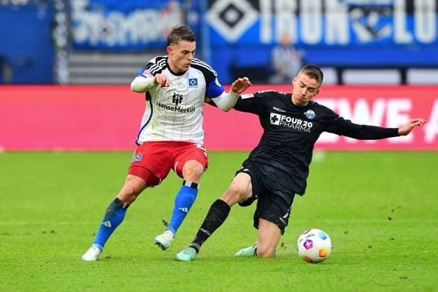 Fussball I Herren I 2. Bundesliga l Hamburger SV - SC Paderborn 07 I 16. Spieltag I Saison 2023-2024 I HSV I 09.12.2023 I v.l. Muheim Miro (HSV) , Bilbija Filip (SCPaderborn07) , Sportplatz : Volksparkstadion, Stellingen Hamburg Deutschland