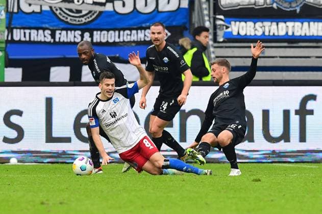 Fussball I Herren I 2. Bundesliga l Hamburger SV - SC Paderborn 07 I 16. Spieltag I Saison 2023-2024 I HSV I 09.12.2023 I v.l. Benes Laszlo (HSV) , Kinsombi David (SCPaderborn07) , Heuer Jannis (SCPaderborn07) , Klaas Sebastian (SCPaderborn07) , Sportplatz : Volksparkstadion, Stellingen Hamburg Deutschland