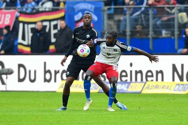 Fussball I Herren I 2. Bundesliga l Hamburger SV - SC Paderborn 07 I 16. Spieltag I Saison 2023-2024 I HSV I 09.12.2023 I v.l. Ansah Ilyas (SCPaderborn07) , Ambrosius Stephan (HSV) , Sportplatz : Volksparkstadion, Stellingen Hamburg Deutschland