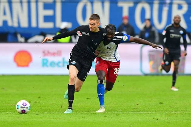 Fussball I Herren I 2. Bundesliga l Hamburger SV - SC Paderborn 07 I 16. Spieltag I Saison 2023-2024 I HSV I 09.12.2023 I v.l. Bilbija Filip (SCPaderborn07) , Ambrosius Stephan (HSV) , Sportplatz : Volksparkstadion, Stellingen Hamburg Deutschland