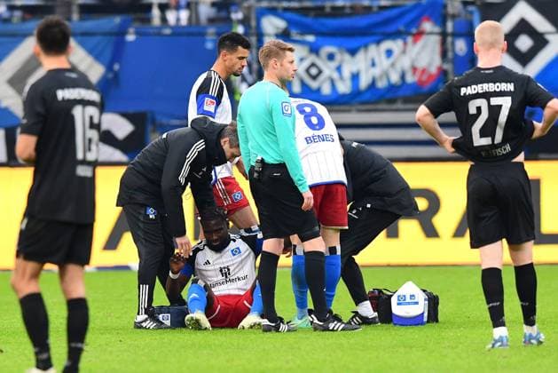 Fussball I Herren I 2. Bundesliga l Hamburger SV - SC Paderborn 07 I 16. Spieltag I Saison 2023-2024 I HSV I 09.12.2023 I Ambrosius Stephan (HSV) wird behandelt und muss danch das Spiel verlassen , v.l. Dr. Schillings Wolfgang Teamarzt (HSV) , Glatzel Robert (HSV) , Benes Laszlo (HSV) , Sportplatz : Volksparkstadion, Stellingen Hamburg Deutschland