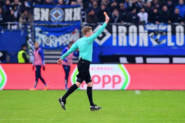 Fussball I Herren I 2. Bundesliga l Hamburger SV - SC Paderborn 07 I 16. Spieltag I Saison 2023-2024 I HSV I 09.12.2023 I Dingert Christian Schiedsrichter zeigt nachtaeglich Bilbija Filip (SCPaderborn07) die Rote Karte , Sportplatz : Volksparkstadion, Stellingen Hamburg Deutschland
