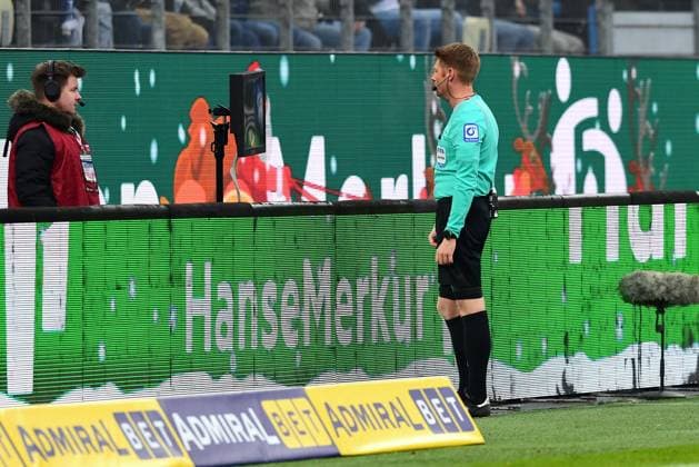 Fussball I Herren I 2. Bundesliga l Hamburger SV - SC Paderborn 07 I 16. Spieltag I Saison 2023-2024 I HSV I 09.12.2023 I Dingert Christian Schiedsrichter schaut sich den Videobeweiss auf dem Monitor an und zeigt nachtraeglich Muheim die Rote Karte , Sportplatz : Volksparkstadion, Stellingen Hamburg Deutschland