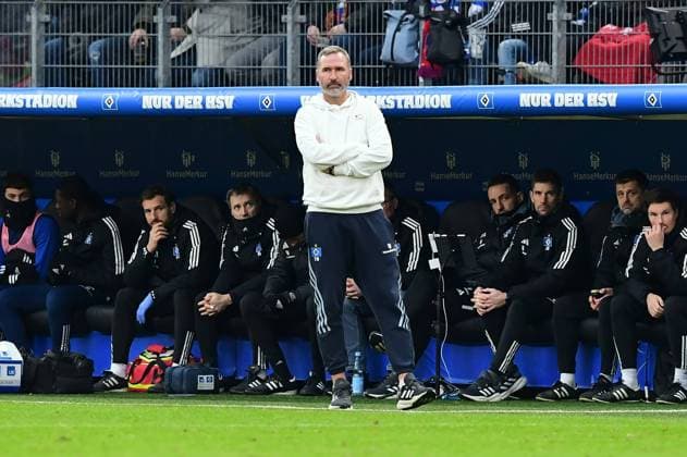 Fussball I Herren I 2. Bundesliga l Hamburger SV - SC Paderborn 07 I 16. Spieltag I Saison 2023-2024 I HSV I 09.12.2023 I Walter Tim Trainer (HSV) ist Fassungslos , Sportplatz : Volksparkstadion, Stellingen Hamburg Deutschland