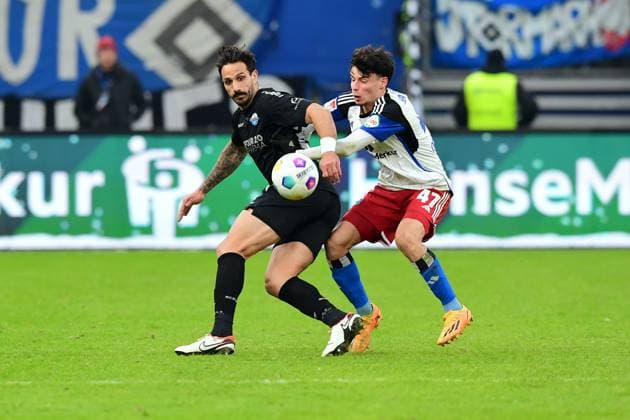 Fussball I Herren I 2. Bundesliga l Hamburger SV - SC Paderborn 07 I 16. Spieltag I Saison 2023-2024 I HSV I 09.12.2023 I v.l. Grimaldi Adriano (SCPaderborn07) , Oliveira Nicolas (HSV) , Sportplatz : Volksparkstadion, Stellingen Hamburg Deutschland