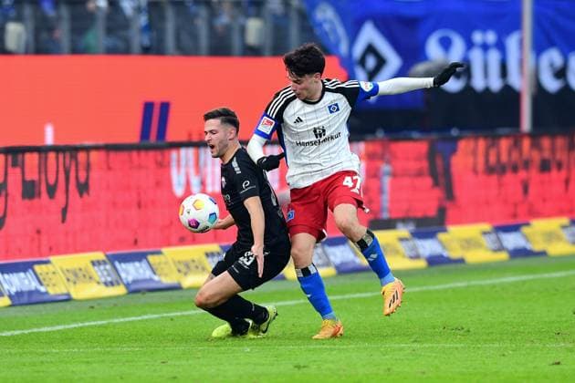 Fussball I Herren I 2. Bundesliga l Hamburger SV - SC Paderborn 07 I 16. Spieltag I Saison 2023-2024 I HSV I 09.12.2023 I v.l. Hoffmeier Marcel (SCPaderborn07) , Oliveira Nicolas (HSV) , Sportplatz : Volksparkstadion, Stellingen Hamburg Deutschland