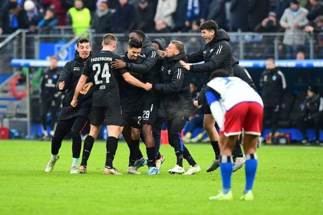 Fussball I Herren I 2. Bundesliga l Hamburger SV - SC Paderborn 07 I 16. Spieltag I Saison 2023-2024 I HSV I 09.12.2023 I Paderborn Jubelt nach Spielende Sieg in Hamburg 2:1 , vorne ist Koenigsdoerffer Ransford-Yeboah (HSV) , Sportplatz : Volksparkstadion, Stellingen Hamburg Deutschland