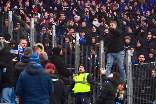 Fussball I Herren I 2. Bundesliga l Hamburger SV - SC Paderborn 07 I 16. Spieltag I Saison 2023-2024 I HSV I 09.12.2023 I HSV Fans werfen Bierbecher und Schnee und Eisbaelle in Richtung Paderborner Fanblock nach der Hamburger Niederlage , Sportplatz : Volksparkstadion, Stellingen Hamburg Deutschland