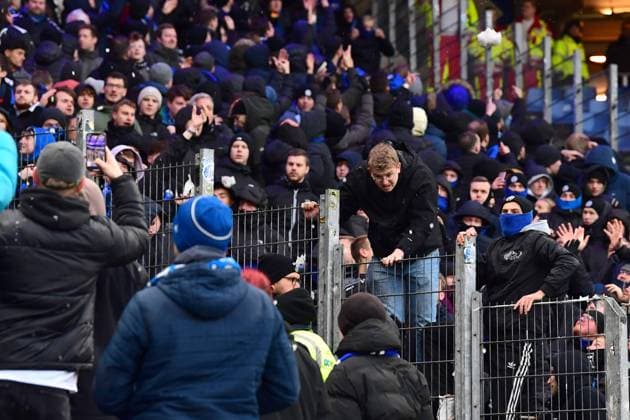 Fussball I Herren I 2. Bundesliga l Hamburger SV - SC Paderborn 07 I 16. Spieltag I Saison 2023-2024 I HSV I 09.12.2023 I HSV Fans werfen Bierbecher und Schnee und Eisbaelle in Richtung Paderborner Fanblock nach der Hamburger Niederlage , Sportplatz : Volksparkstadion, Stellingen Hamburg Deutschland