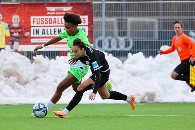 Ingolstadt, Deutschland 10. September 2023: 2. BL - Frauen - 2023 2024 - FC Ingolstadt 04 vs. VfL Wolfsburg II Im Bild: v. li. im Zweikampf Sury Lamontara Charon (VfL Wolfsburg II) und Katharina Krist (FC Ingolstadt 04) MTV-Stadion Bayern