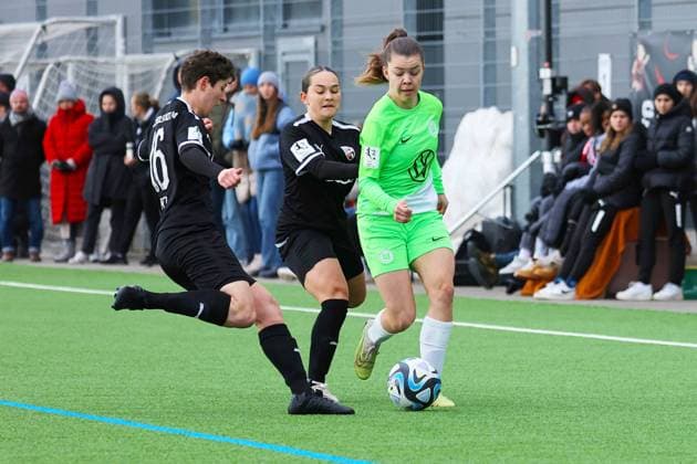 Ingolstadt, Deutschland 10. September 2023: 2. BL - Frauen - 2023 2024 - FC Ingolstadt 04 vs. VfL Wolfsburg II Im Bild: v. li. im Zweikampf Anna Petz (FC Ingolstadt 04) und Franziska Libske (VfL Wolfsburg II) MTV-Stadion Bayern