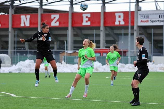 Ingolstadt, Deutschland 10. September 2023: 2. BL - Frauen - 2023 2024 - FC Ingolstadt 04 vs. VfL Wolfsburg II Im Bild: v. li. im Zweikampf Samantha Stiglmair (FC Ingolstadt 04), Chiara Silberstorff (VfL Wolfsburg II) und Anna Petz (FC Ingolstadt 04) MTV-Stadion Bayern