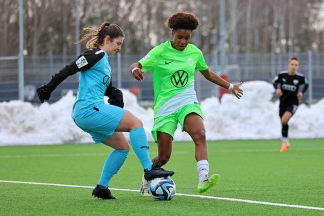 Ingolstadt, Deutschland 10. September 2023: 2. BL - Frauen - 2023 2024 - FC Ingolstadt 04 vs. VfL Wolfsburg II Im Bild: v. li. im Zweikampf Torhueterin Franziska Maier (FC Ingolstadt 04) und Sara Agrez (VfL Wolfsburg II) MTV-Stadion Bayern