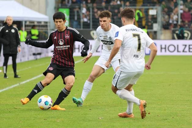 10.12.2023, Fussball, Herren, 2. Bundesliga, Saison 2023 2024, SV 07 Elversberg - 1. FC Nürnberg, Hugo Vandermersch (SV 07 Elversberg), Manuel Feil (SV 07 Elversberg), Kanji Okunuki (1. FC Nürnberg) Elversberg Ursapharm-Arena an der Kaiserlinde Saarland Deutschland (DE)