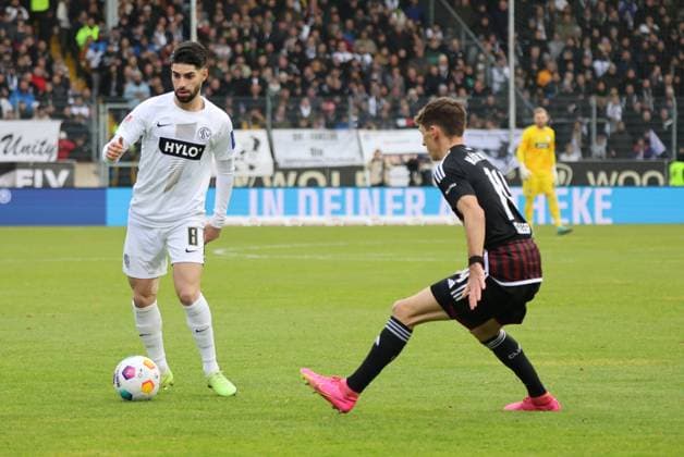 10.12.2023, Fussball, Herren, 2. Bundesliga, Saison 2023 2024, SV 07 Elversberg - 1. FC Nürnberg, Semih Sahin (SV 07 Elversberg), Benjamin Goller (1. FC Nürnberg) Elversberg Ursapharm-Arena an der Kaiserlinde Saarland Deutschland (DE)