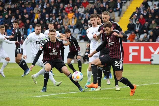 10.12.2023, Fussball, Herren, 2. Bundesliga, Saison 2023 2024, SV 07 Elversberg - 1. FC Nürnberg, Hugo Vandermersch (SV 07 Elversberg), Luca Schnellbacher (SV 07 Elversberg), Enrico Valentini (1. FC Nürnberg), Florian Flick (1. FC Nürnberg) Elversberg Ursapharm-Arena an der Kaiserlinde Saarland Deutschland (DE)