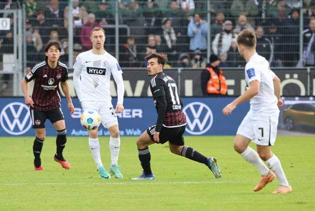 10.12.2023, Fussball, Herren, 2. Bundesliga, Saison 2023 2024, SV 07 Elversberg - 1. FC Nürnberg, Maurice Neubauer (SV 07 Elversberg), Manuel Feil (SV 07 Elversberg), Jens Castrop (1. FC Nürnberg), Daichi Hayashi (1. FC Nürnberg) Elversberg Ursapharm-Arena an der Kaiserlinde Saarland Deutschland (DE)