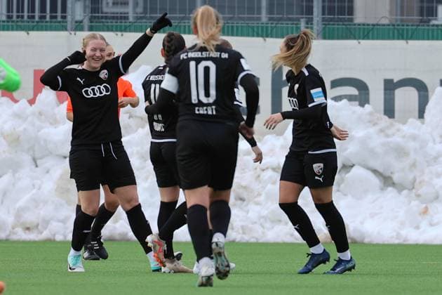 Ingolstadt, Deutschland 10. September 2023: 2. BL - Frauen - 2023 2024 - FC Ingolstadt 04 vs. VfL Wolfsburg II Im Bild: v.li. Torschuetzin Nina Penzkofer (FC Ingolstadt 04) jubelt nach ihrem Tor zum 1:0 mit ihrenen Mannschaftskolleginnen, MTV-Stadion Bayern