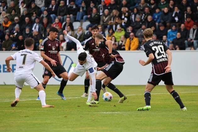 10.12.2023, Fussball, Herren, 2. Bundesliga, Saison 2023 2024, SV 07 Elversberg - 1. FC Nürnberg, Semih Sahin (SV 07 Elversberg), Manuel Feil (SV 07 Elversberg), Tim Handwerker (1. FC Nürnberg), Florian Hübner (1. FC Nürnberg) Elversberg Ursapharm-Arena an der Kaiserlinde Saarland Deutschland (DE)