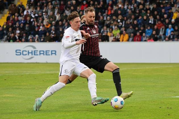 10.12.2023, Fussball, Herren, 2. Bundesliga, Saison 2023 2024, SV 07 Elversberg - 1. FC Nürnberg, Jannik Rochelt (SV 07 Elversberg), Florian Hübner (1. FC Nürnberg) Elversberg Ursapharm-Arena an der Kaiserlinde Saarland Deutschland (DE)