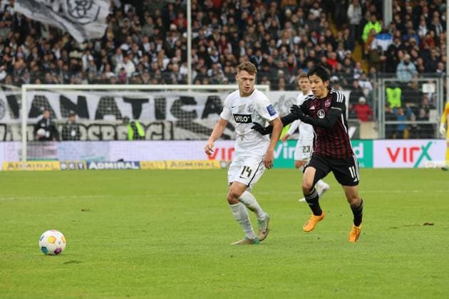 10.12.2023, Fussball, Herren, 2. Bundesliga, Saison 2023 2024, SV 07 Elversberg - 1. FC Nürnberg, Robin Fellhauer (SV 07 Elversberg), Kanji Okunuki (1. FC Nürnberg) Elversberg Ursapharm-Arena an der Kaiserlinde Saarland Deutschland (DE)