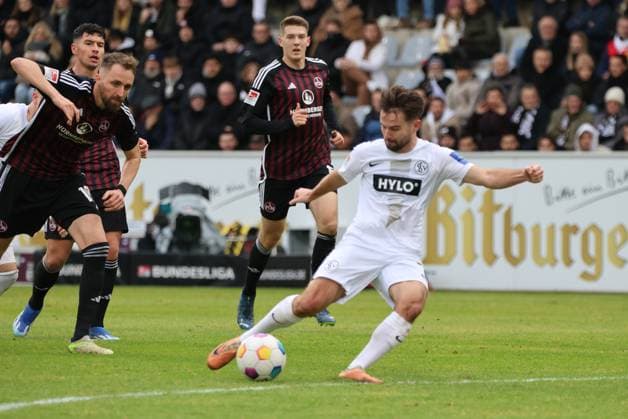 10.12.2023, Fussball, Herren, 2. Bundesliga, Saison 2023 2024, SV 07 Elversberg - 1. FC Nürnberg, Manuel Feil (SV 07 Elversberg), Florian Hübner (1. FC Nürnberg), Florian Flick (1. FC Nürnberg) Elversberg Ursapharm-Arena an der Kaiserlinde Saarland Deutschland (DE)