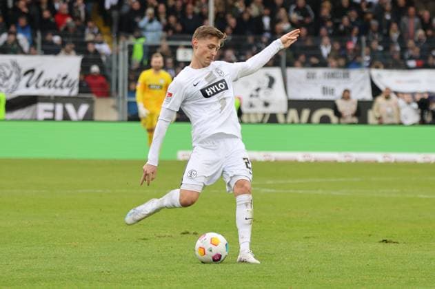 10.12.2023, Fussball, Herren, 2. Bundesliga, Saison 2023 2024, SV 07 Elversberg - 1. FC Nürnberg, Carlo Sickinger (SV 07 Elversberg) Elversberg Ursapharm-Arena an der Kaiserlinde Saarland Deutschland (DE)