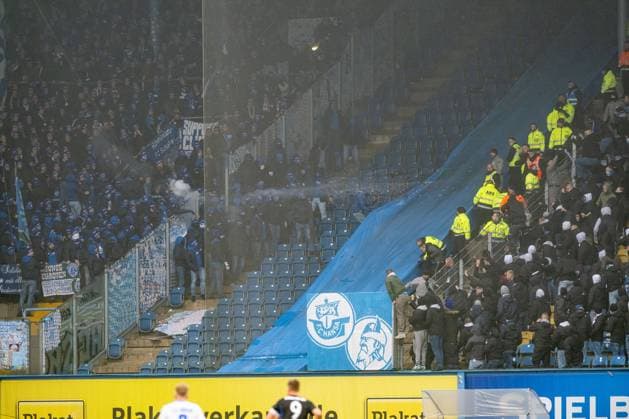 Rostock, Deutschland 10. Dezember 2023: 2. BL - 2023 2024 - FC Hansa Rostock vs. FC Schalke 04 Im Bild: Im Bild: Spielunterbrechung, Schalke fans haben einen Zaun geöffnet und auf Konfontration mit den Fans von Hansa Rostock. Dazwischen die Polizei und Ordner DFL regulations prohibit any use of photographs as image sequences and or quasi-video.