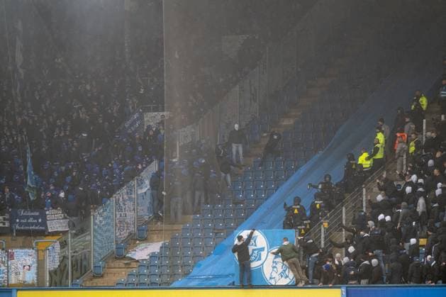 Rostock, Deutschland 10. Dezember 2023: 2. BL - 2023 2024 - FC Hansa Rostock vs. FC Schalke 04 Im Bild: Spielunterbrechung, Schalke fans haben einen Zaun geöffnet und auf Konfontration mit den Fans von Hansa Rostock. Dazwischen die Polizei und Ordner DFL regulations prohibit any use of photographs as image sequences and or quasi-video.