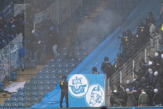 Rostock, Deutschland 10. Dezember 2023: 2. BL - 2023 2024 - FC Hansa Rostock vs. FC Schalke 04 Im Bild: Spielunterbrechung, Schalke fans haben einen Zaun geöffnet und auf Konfontration mit den Fans von Hansa Rostock. Dazwischen die Polizei und Ordner DFL regulations prohibit any use of photographs as image sequences and or quasi-video.