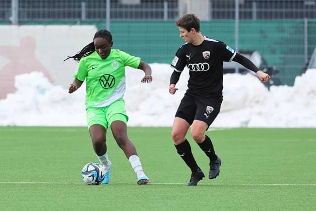 Ingolstadt, Deutschland 10. September 2023: 2. BL - Frauen - 2023 2024 - FC Ingolstadt 04 vs. VfL Wolfsburg II Im Bild: v. li. im Zweikampf Mira Arouna (VfL Wolfsburg II) und Anna Petz (FC Ingolstadt 04) MTV-Stadion Bayern