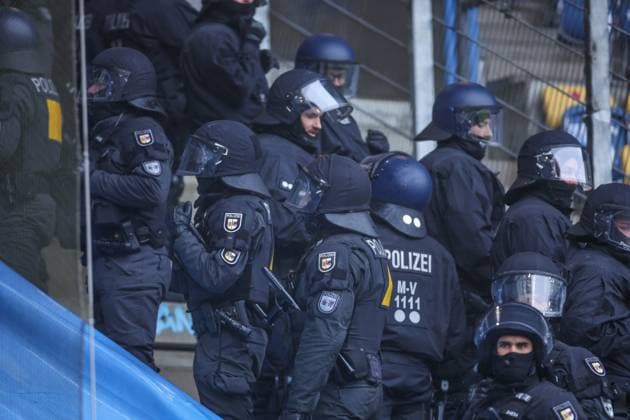 10.12.2023, Fussball, 2. Bundesliga, 16. Spieltag, Saison 2023 2024, FC Hansa Rostock - FC Schalke 04, Die Polizei sichert den Block zwischen den Fans des FC Hansa Rostock und des FC Schalke 04. Rostock Ostseestadion Mecklenburg-Vorpommern Deutschland xRHR-FOTO TRx