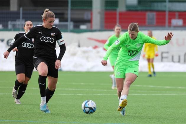Ingolstadt, Deutschland 10. September 2023: 2. BL - Frauen - 2023 2024 - FC Ingolstadt 04 vs. VfL Wolfsburg II Im Bild: v. li. im Zweikampf Lisa Ebert (FC Ingolstadt 04) und Lilly Damm (VfL Wolfsburg II) MTV-Stadion Bayern