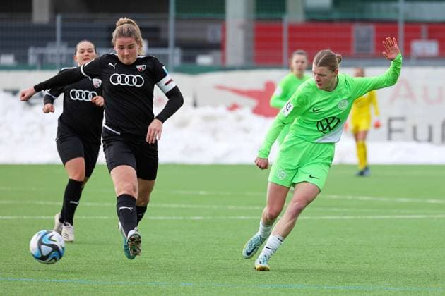 Ingolstadt, Deutschland 10. September 2023: 2. BL - Frauen - 2023 2024 - FC Ingolstadt 04 vs. VfL Wolfsburg II Im Bild: v. li. im Zweikampf Lisa Ebert (FC Ingolstadt 04) und Lilly Damm (VfL Wolfsburg II) MTV-Stadion Bayern