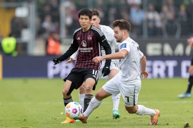 Germany, Spiesen-Elversberg, 10.12.2023, Waldstadion Kaiserlinde, SV Elversberg vs FC Nürnberg - 2. Bundesliga, 16. Spieltag, Kanji Okunuki (1.FC Nuernberg) und Manuel Feil (SV 07 Elversberg) battle for the ball Spiesen-Elversberg URSAPHARM-Arena an der Kaiserlinde Saarland Germany