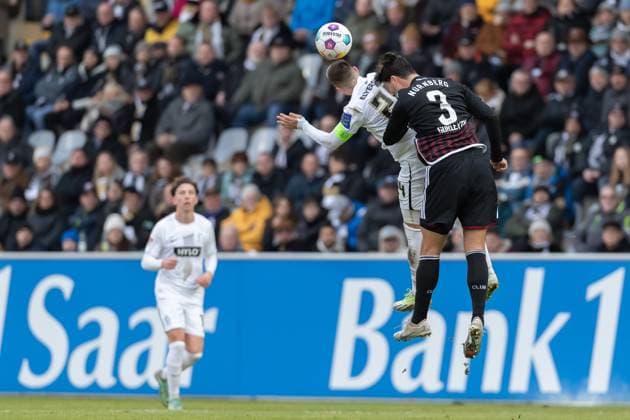 Germany, Spiesen-Elversberg, 10.12.2023, Waldstadion Kaiserlinde, SV Elversberg vs FC Nürnberg - 2. Bundesliga, 16. Spieltag, Luca Schnellbacher (SV 07 Elversberg) und Ahmet Guerleyen (1.FC Nuernberg) battle for the ball Spiesen-Elversberg URSAPHARM-Arena an der Kaiserlinde Saarland Germany