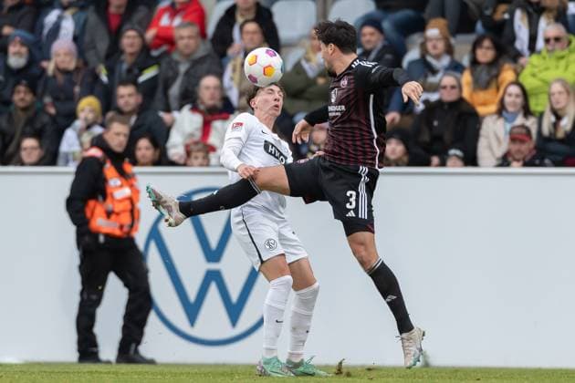 Germany, Spiesen-Elversberg, 10.12.2023, Waldstadion Kaiserlinde, SV Elversberg vs FC Nürnberg - 2. Bundesliga, 16. Spieltag, Jannik Rochelt (SV 07 Elversberg) und Ahmet Guerleyen (1.FC Nuernberg) battle for the ball Spiesen-Elversberg URSAPHARM-Arena an der Kaiserlinde Saarland Germany