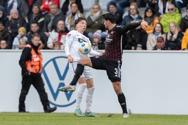 Germany, Spiesen-Elversberg, 10.12.2023, Waldstadion Kaiserlinde, SV Elversberg vs FC Nürnberg - 2. Bundesliga, 16. Spieltag, Jannik Rochelt (SV 07 Elversberg) und Ahmet Guerleyen (1.FC Nuernberg) battle for the ball Spiesen-Elversberg URSAPHARM-Arena an der Kaiserlinde Saarland Germany