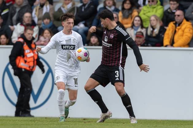 Germany, Spiesen-Elversberg, 10.12.2023, Waldstadion Kaiserlinde, SV Elversberg vs FC Nürnberg - 2. Bundesliga, 16. Spieltag, Jannik Rochelt (SV 07 Elversberg) und Ahmet Guerleyen (1.FC Nuernberg) battle for the ball Spiesen-Elversberg URSAPHARM-Arena an der Kaiserlinde Saarland Germany