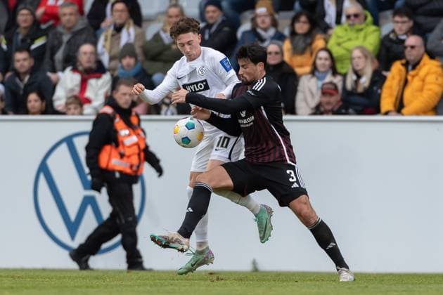 Germany, Spiesen-Elversberg, 10.12.2023, Waldstadion Kaiserlinde, SV Elversberg vs FC Nürnberg - 2. Bundesliga, 16. Spieltag, Jannik Rochelt (SV 07 Elversberg) und Ahmet Guerleyen (1.FC Nuernberg) battle for the ball Spiesen-Elversberg URSAPHARM-Arena an der Kaiserlinde Saarland Germany