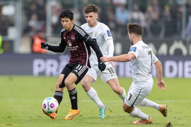 Germany, Spiesen-Elversberg, 10.12.2023, Waldstadion Kaiserlinde, SV Elversberg vs FC Nürnberg - 2. Bundesliga, 16. Spieltag, Kanji Okunuki (1.FC Nuernberg), Hugo Vandermersch (SV 07 Elversberg) und Manuel Feil (SV 07 Elversberg) battle for the ball Spiesen-Elversberg URSAPHARM-Arena an der Kaiserlinde Saarland Germany
