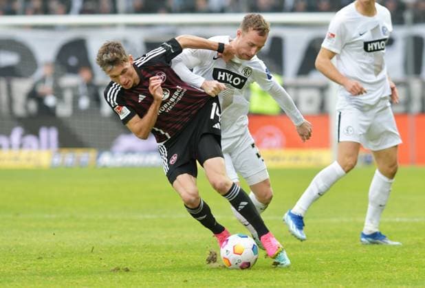 Fussball - 2. Bundesliga - Saison 2023 24 25.11.2023 Ursapharm-Arena SV Elversberg (elv) - 1. FC Nürnberg (fcn) Benjamin GOLLER (1. FC Nürnberg), li - Maurice NEUBAUER (SV Elversberg) Fussball - 2. Bundesliga - SV Elversberg