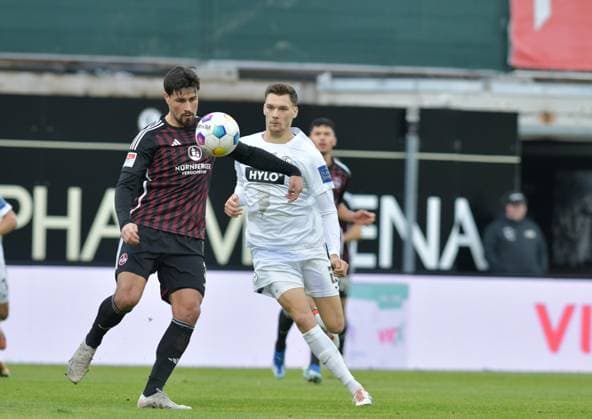 Fussball - 2. Bundesliga - Saison 2023 24 25.11.2023 Ursapharm-Arena SV Elversberg (elv) - 1. FC Nürnberg (fcn) Ahmet GUERLEYEN(1. FC Nürnberg), li - Paul STOCK (SV Elversberg) Fussball - 2. Bundesliga - SV Elversberg