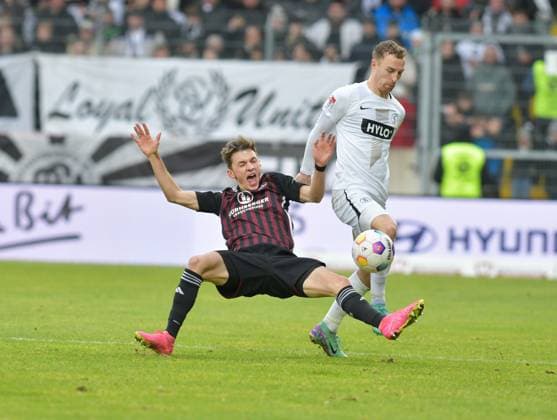 Fussball - 2. Bundesliga - Saison 2023 24 25.11.2023 Ursapharm-Arena SV Elversberg (elv) - 1. FC Nürnberg (fcn) Jens CASTROP (1. FC Nürnberg), li Maurice NEUBAUER (SV Elversberg) Fussball - 2. Bundesliga - SV Elversberg