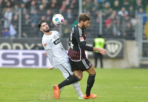 Fussball - 2. Bundesliga - Saison 2023 24 25.11.2023 Ursapharm-Arena SV Elversberg (elv) - 1. FC Nürnberg (fcn) Semih SAHIN (SV Elversberg), li - Enrico VALENTINI (1. FC Nürnberg) Fussball - 2. Bundesliga - SV Elversberg