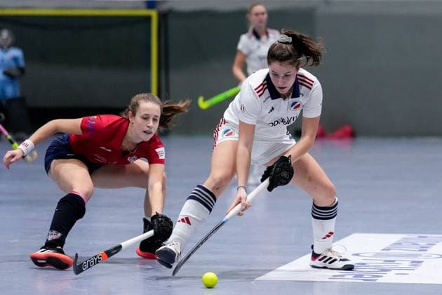 Sport Themen der Woche KW49 v.li.: Lea Sack (RRK, 11), Julie Pieper (MHC, 3), Zweikampf, Spielszene, Duell, duel, tackle, tackling, Dynamik, Action, Aktion, 10.12.2023, Mannheim (Deutschland), Hallenhockey, 1. Bundesliga Süd, Damen, Mannheimer HC - Rüsselsheimer RK *** from left Lea Sack RRK, 11 , Julie Pieper MHC, 3 , duel, duel, tackle, tackling, dynamics, action, action, 10 12 2023, Mannheim Germany , indoor field hockey, 1 Bundesliga South, women, Mannheimer HC Rüsselsheimer RK xozx