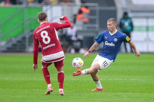 10.12.2023, Fussball, Saison 2023 2024, 2. Bundesliga, 16. Spieltag, Fortuna Düsseldorf - Holstein Kiel, v. l. Ãsak Bergmann Johannesson (Fortuna Düsseldorf), Lewis Holtby (Holstein Kiel), Düsseldorf Merkur Spiel Arena NRW Deutschland xRHR-FOTO DEx *** 10 12 2023, Football, Season 2023 2024, 2 Bundesliga, Matchday 16, Fortuna Düsseldorf Holstein Kiel, v l Ãsak Bergmann Johannesson Fortuna Düsseldorf , Lewis Holtby Holstein Kiel , Düsseldorf Merkur Spiel Arena NRW Germany xRHR PHOTO DEx Copyright: DennisxEwert RHR-FOTOx RHR-FOTO DE